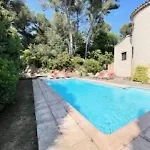 La Lou Castel Willa